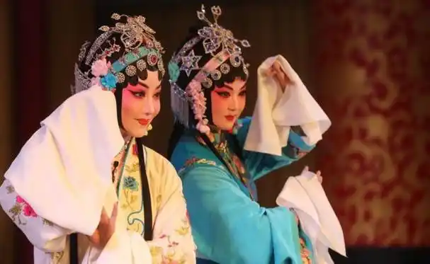 Why Is Peking Opera Different from Western Theater? A Beginner’s Guide to China’s Famous Stage Art