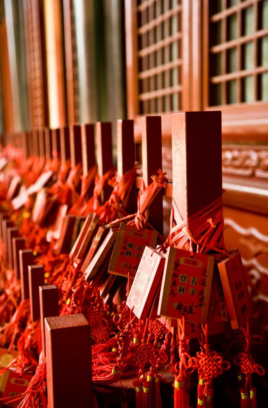 chinese wishing plaques decorated with traditional knots