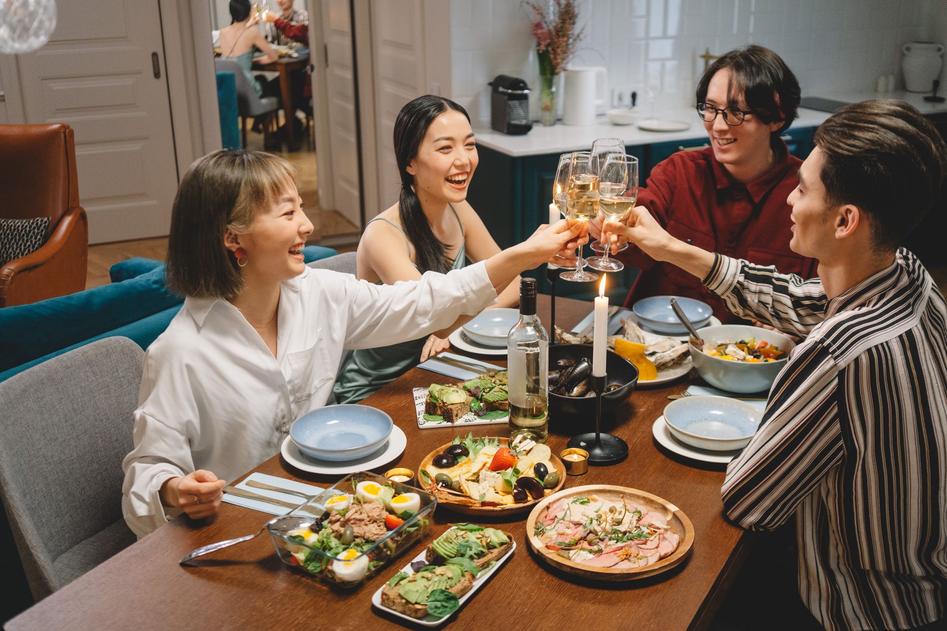 Why Chinese People Eat Together Instead of Alone